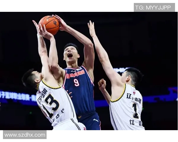 CBA精彩对决广东队与辽宁队激烈比赛瞬间回顾图片合集 CBA精彩对决广东队与辽宁队激烈比赛瞬间回顾图片合集